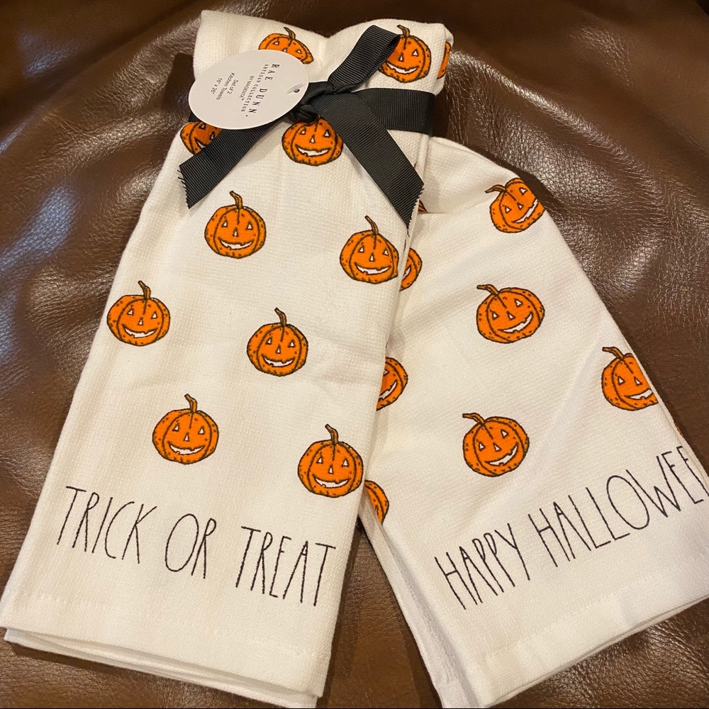 Rae Dunn TRICK OR TREAT & HAPPY HALLOWEEN Pumpkin Design Set of 2 Towels NEW!